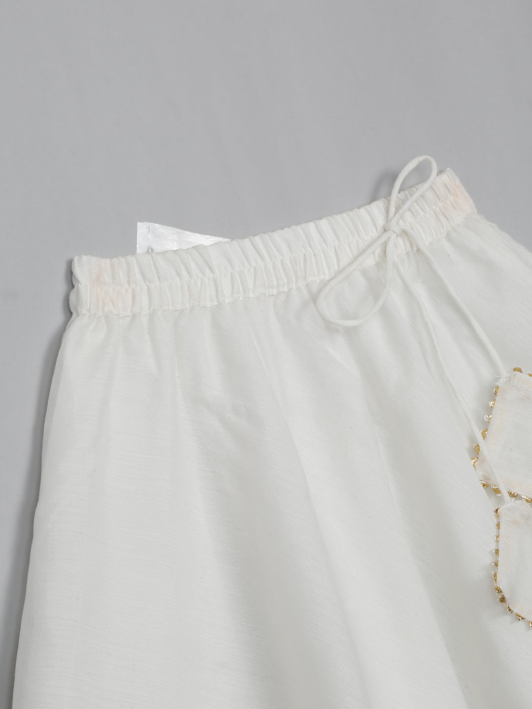 saka-designs-white-lehenga-choli-with-dupatta-adorned-with-golden-border-for-girls